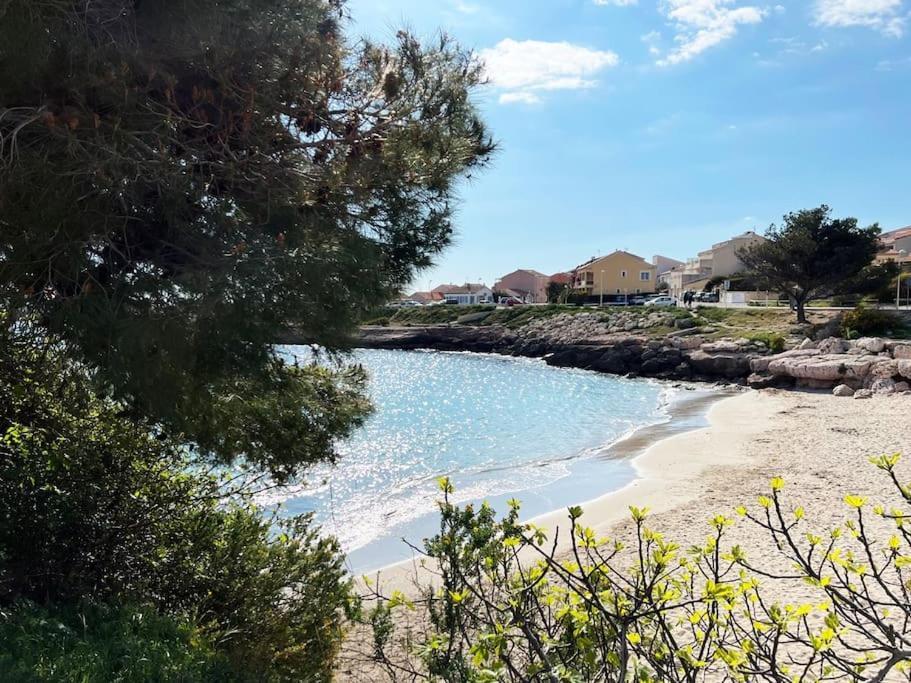 Right By The Sea • Les Embruns
